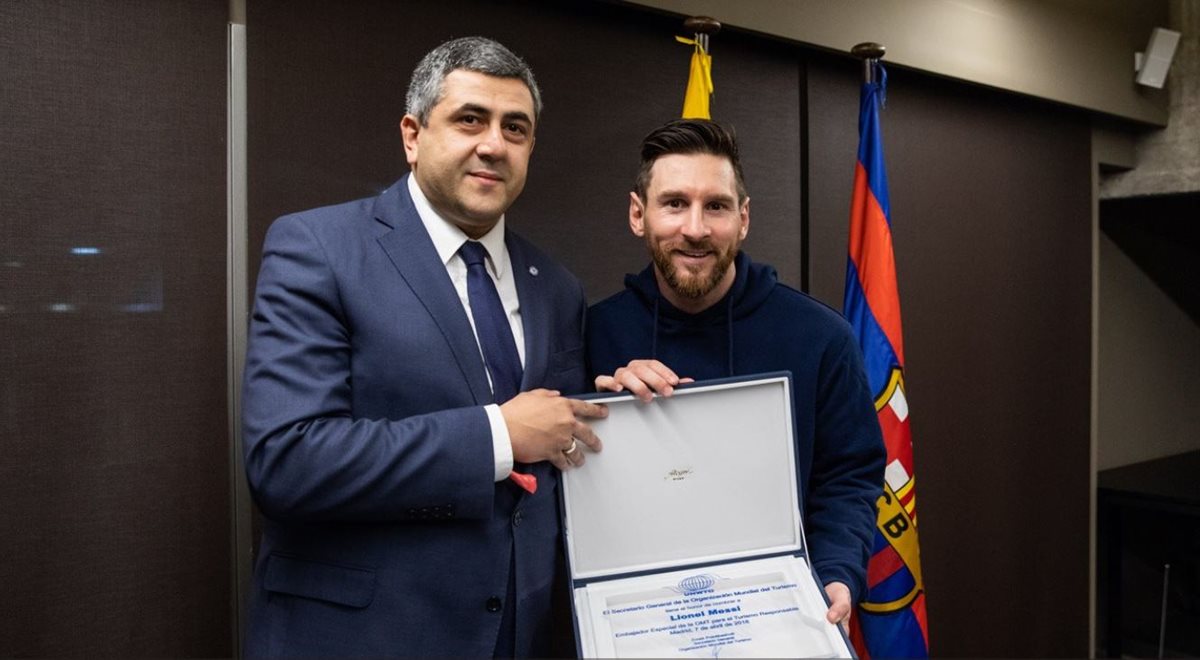 Zurab Pololikashvili entregó el nombramiento de embajador a Lionel Messi. (Foto Prensa Libre: Twitter FC Barcelona)