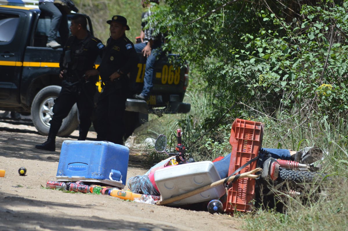 Artículos que una comerciante ultimada llevaba en una motocicleta, quedaron esparcidos en un camino de terracería en Estanzuela, Zacapa. (Foto Prensa Libre: Víctor Gómez)
