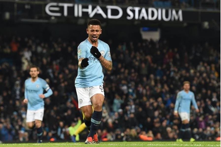 Gabriel Jesús celebra uno de sus tantos en el partido contra el Burton. (Foto Prensa Libre: AFP)