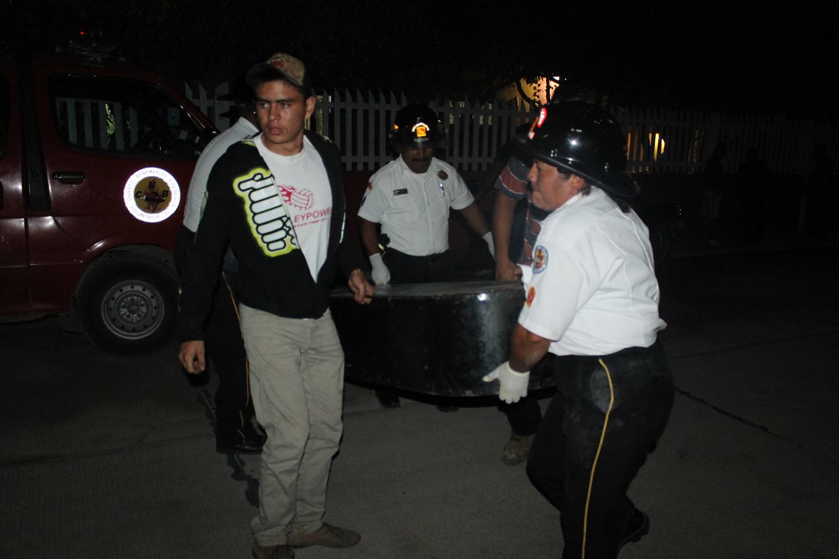 Socorristas trasladan el cadáver de Villeza Zuñiga a la morgue del Inacif. (Foto Prensa Libre: Walfredo Obando)