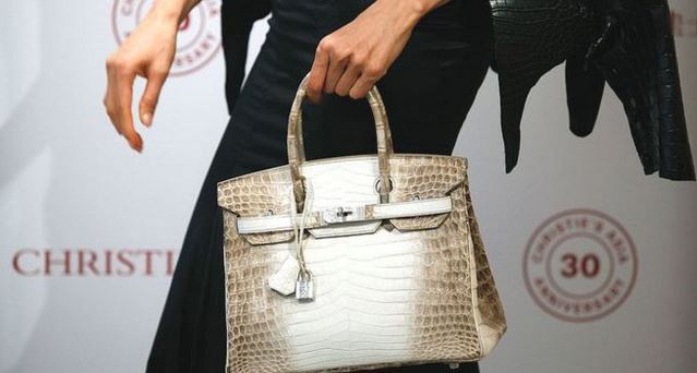 La cartera Birkin Himalaya de 2014, terminada en detalles de oro blanco y diamantes alcanzó un precio récord en subasta. (Foto Prensa Libre: Getty Images)