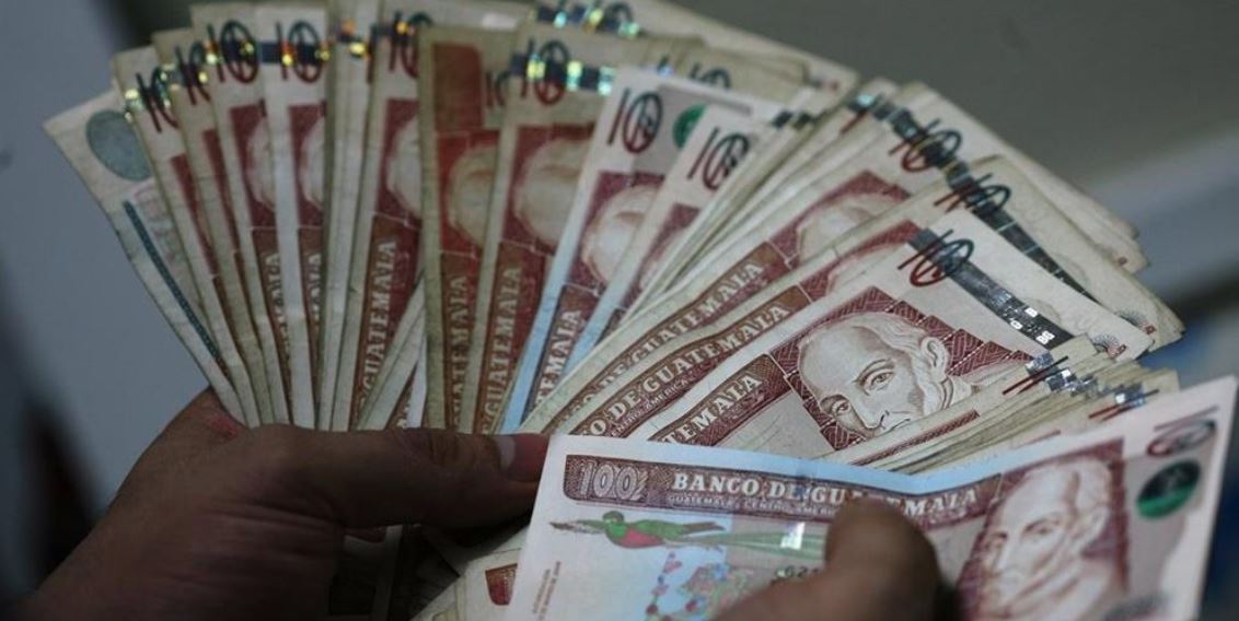 El Banco de Guatemala alertó a la población a detectar los billetes falsos y realizar la denuncia correspondiente. (Foto Prensa Libre: Hemeroteca)