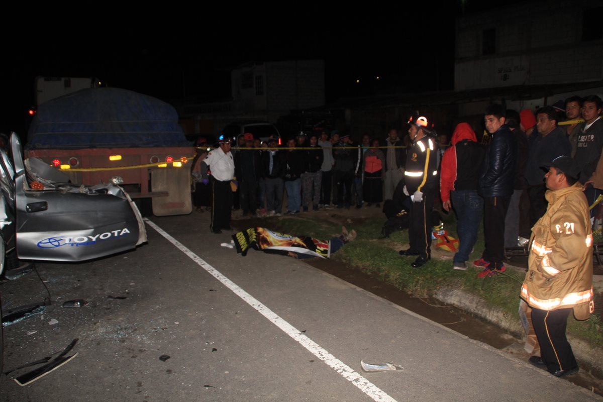 Socorristas en el lugar del hecho, kilómetro 157 de la ruta Interamericana. (Foto Prensa Libre: Ángel Julajuj)