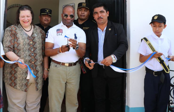 El embajador de EE. UU., Todd Robinson, inaugura la sede del Centro de Atención Integral. (Foto Prensa Libre: Rigoberto Escobar)