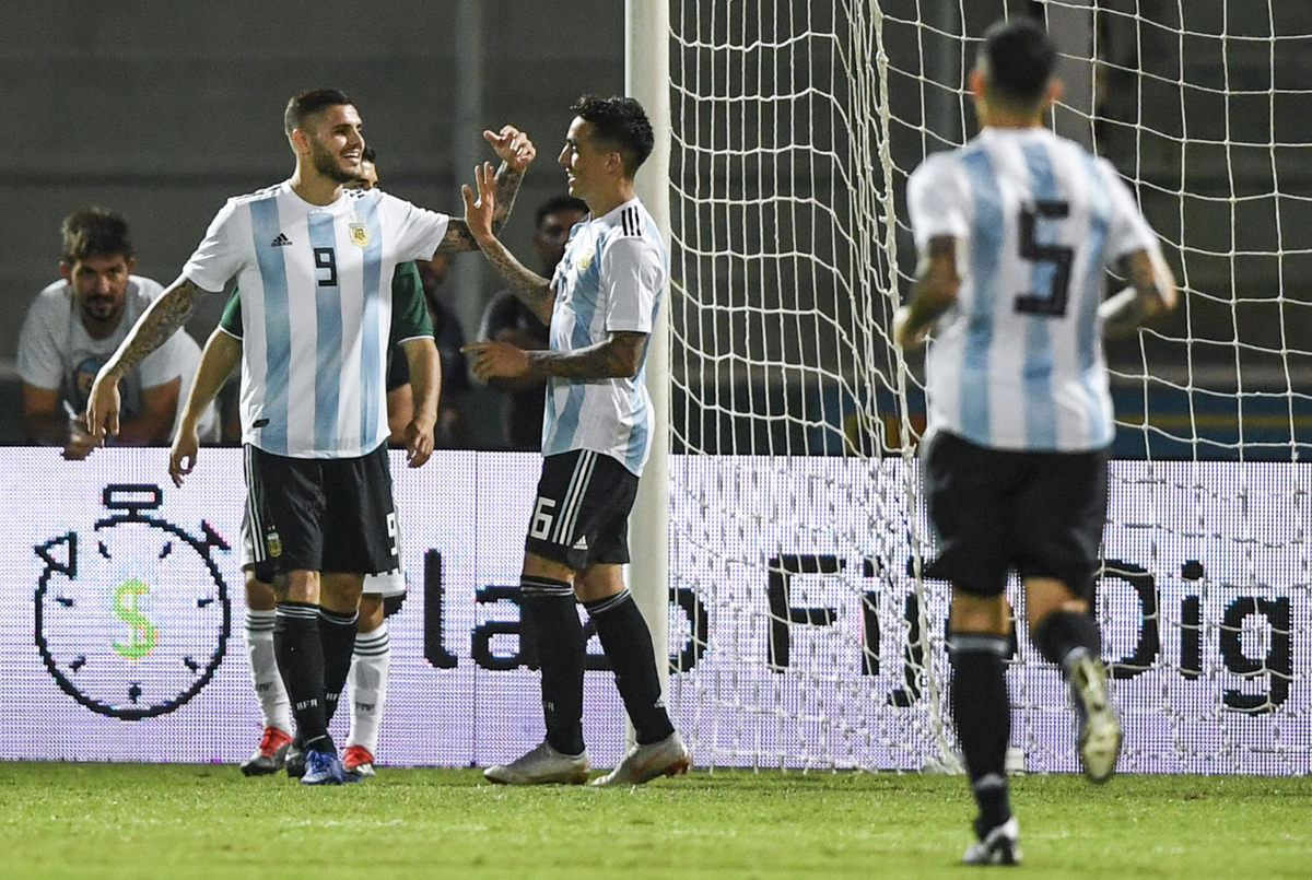 Los jugadores de la Selección de Argentina celebran el triunfo frente a México. (Foto Prensa Libre: AFP)