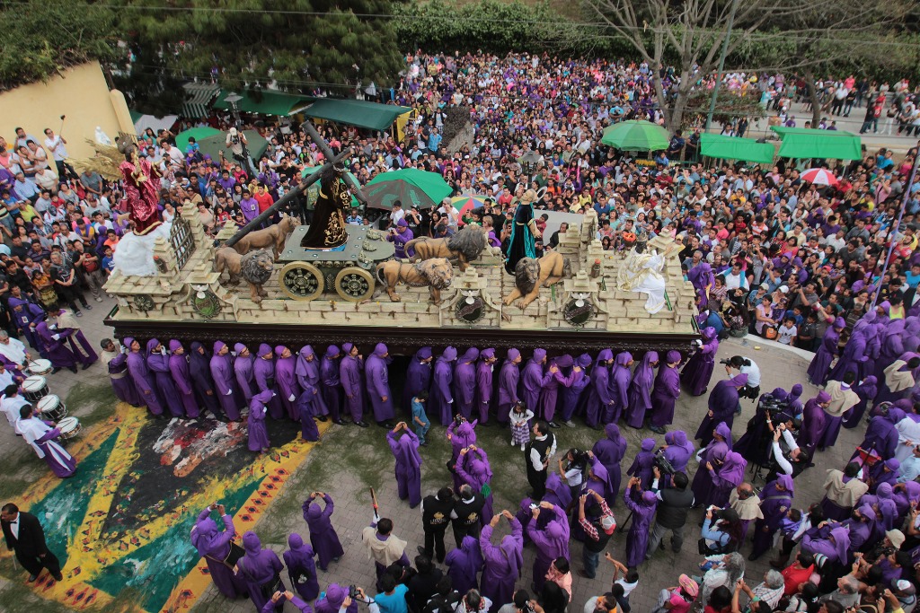 El anda de Jesús Nazareno de la aldea Santa Inés, Antigua Guatemala, Sacatepéquez, es llevada en hombros por feligreses. (Foto Prensa Libre: Miguel López)