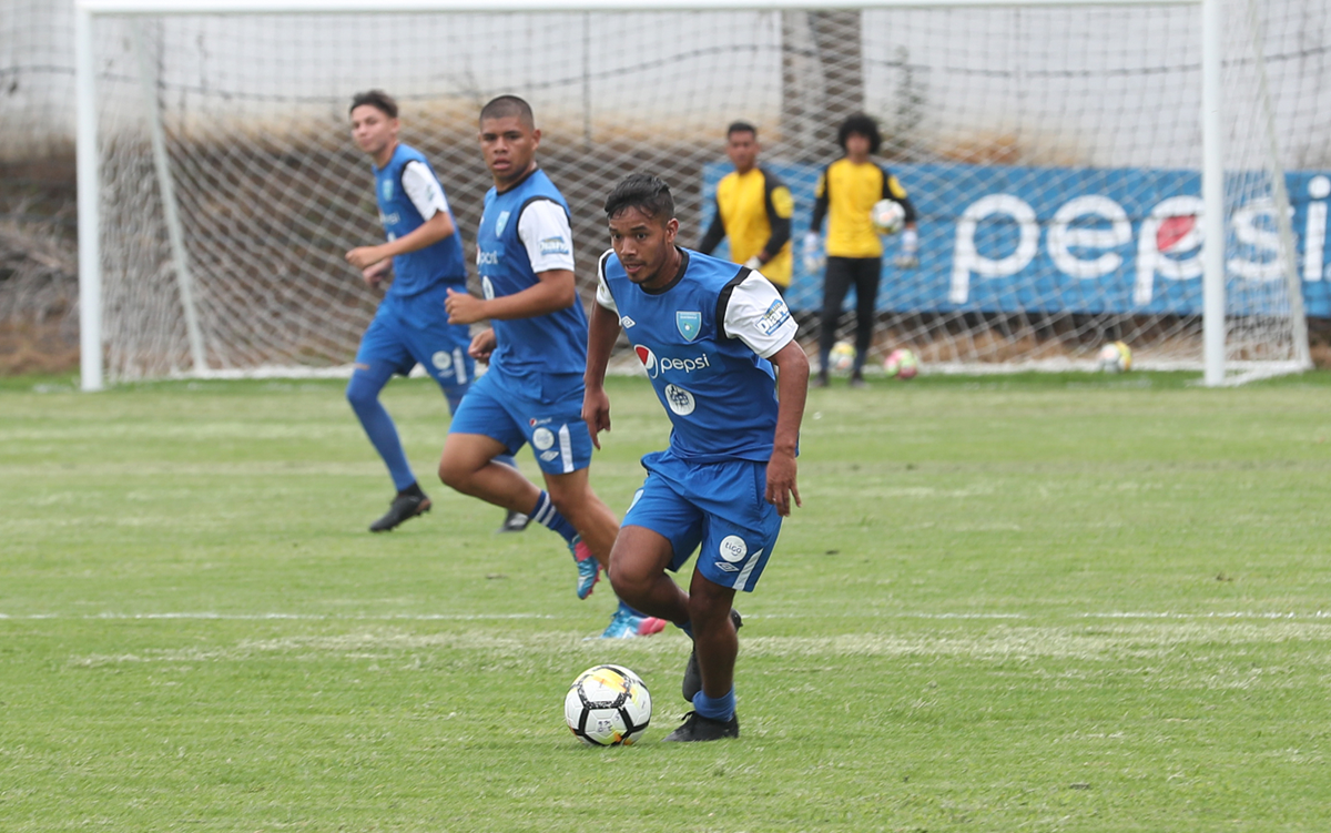 El seleccionado Esnaydi Zúñiga busca un lugar en Deportivo Petapa en la categoría mayor. (Foto Prensa Libre: Edwin Fajardo)