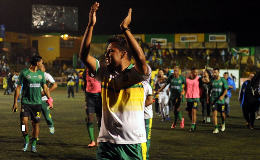 Amarini Villatoro, técnico de Guastatoya, agradece el apoyo de los seguidores del equipo. (Foto Prensa Libre: Carlos Vicente).