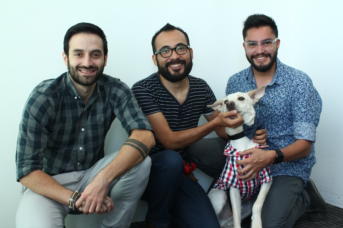 Renato García (izq), Eric de León (med), Lucho el Chucho y Jeffree Carvajal (der), brindaron detalles sobre el cortometraje Otro Sentido. (Foto Prensa Libre: Josué León)