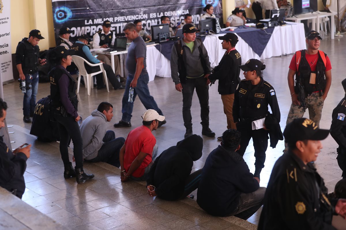 En el Club de la Policía Nacional Civil se instaló el comando central para el registro de los detenidos en los allanamientos contra extorsionistas. (Foto Prensa Libre: Érick Ávila)