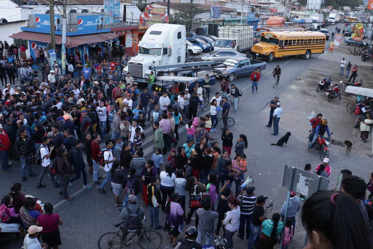 El alcalde Juan José Cuá Hernández dialoga con pobladores de El Tejar que mantienen bloqueo en la ruta Interamericana, el 2 de febrero último. (Foto Prensa Libre: Víctor Chamalé)