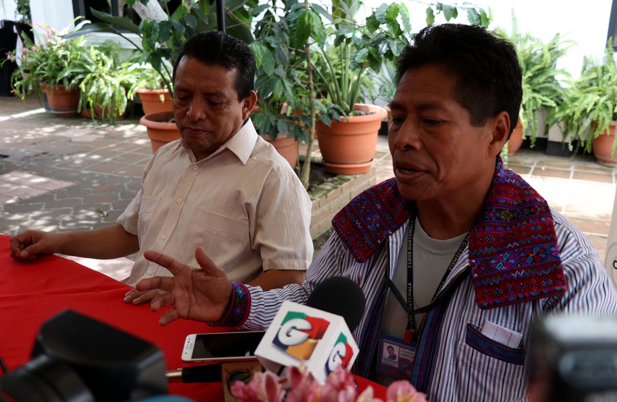 Sebastián Toledo y Francisco Martín hablan sobre los derechos de las personas con capacidades especiales. (Foto Prensa Libre: Mike Castillo)