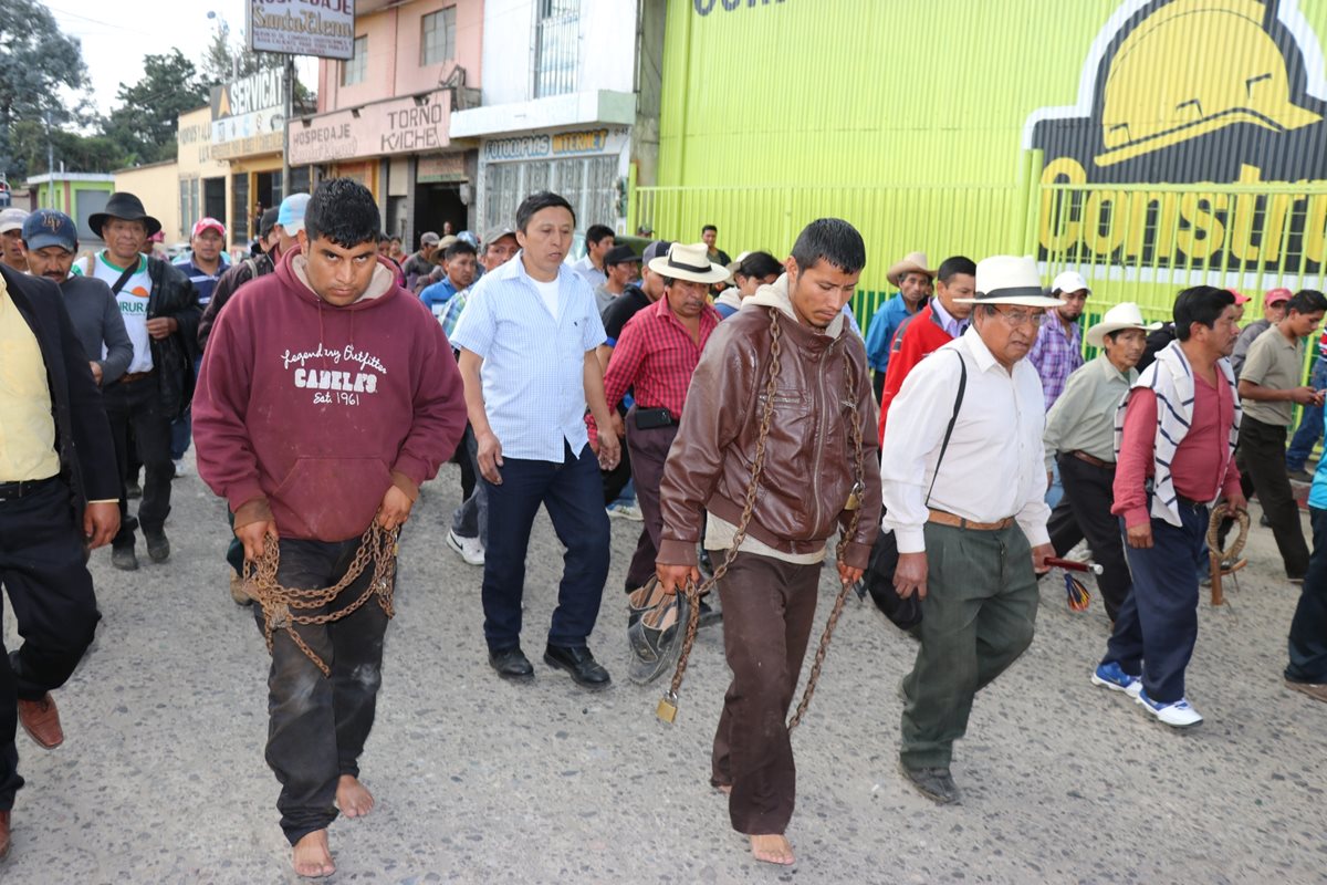 Los dos sujetos que fueron azotados en Santa Cruz del Quiché. (Foto Prensa Libre: Héctor Cordero).