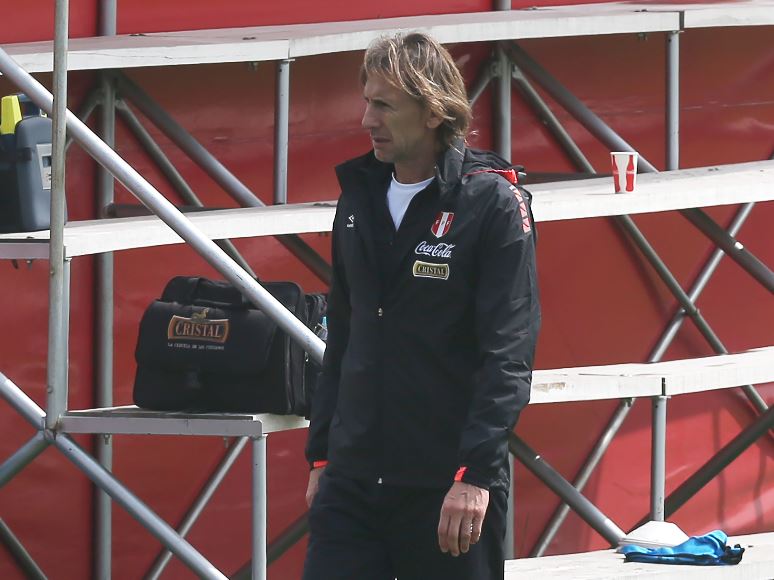 El técnico argentino Ricardo Gareca camina durante el entrenamiento de Perú. (Foto Prensa Libre: EFE)