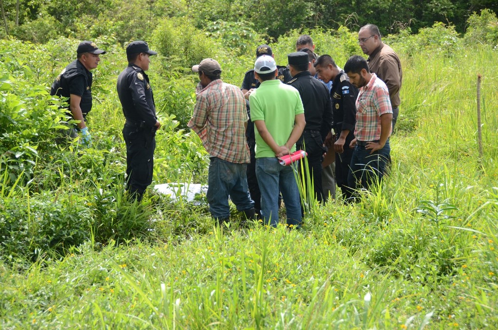 Autoridades y vecinos encuentran cadáver de niña de 2 años, desaparecida luego de la muerte violenta de su madre, en Sayaxché, Petén. (Foto Prensa Libre: Rigoberto Escobar)