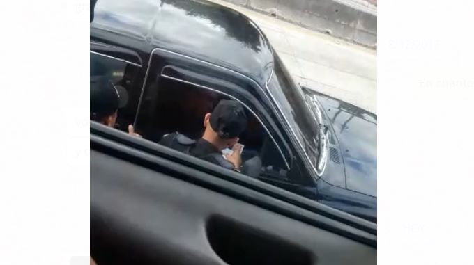 El video del momento en que agentes reciben dinero de piloto circuló en redes sociales.