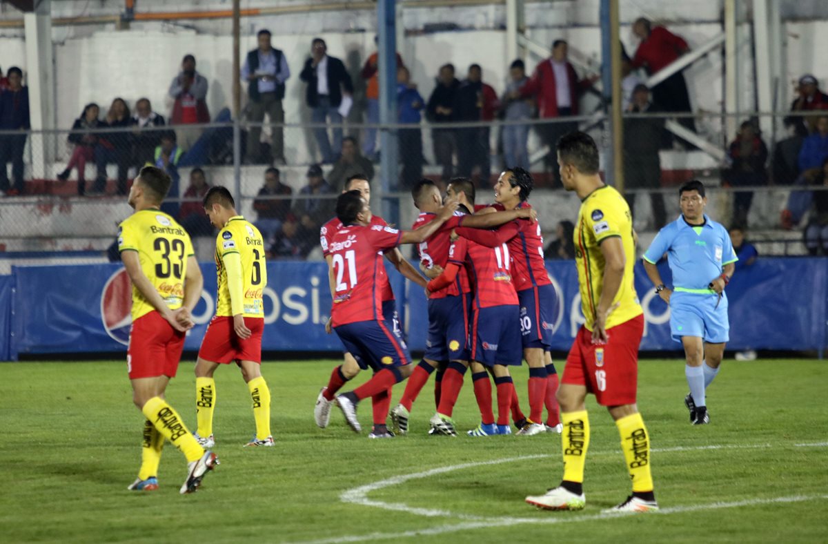 Jugadores de Xelajú MC festejan el triunfo contra Marquense. (Foto Prensa Libre: Carlos Ventura)