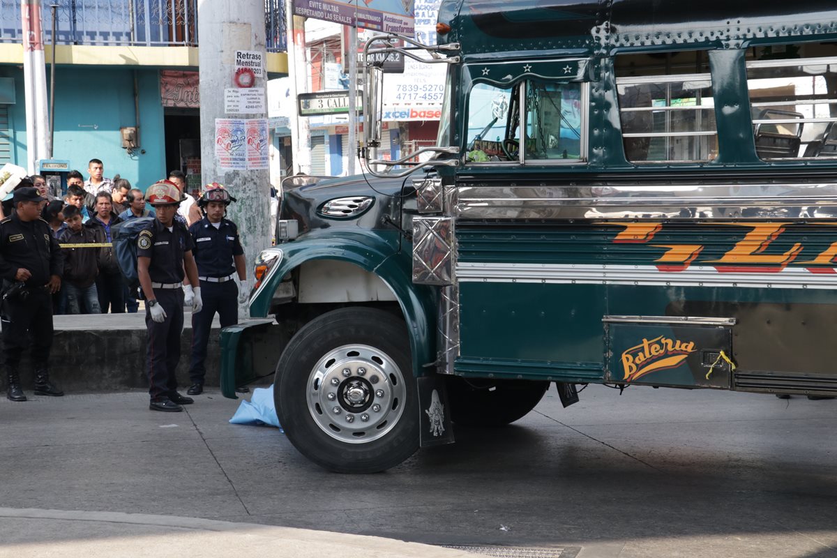 El accidente de tránsito se registró en el km 54 de la ruta Interamericana, en la cabecera de Chimaltenango. (Foto Prensa Libre: Víctor Chamalé)