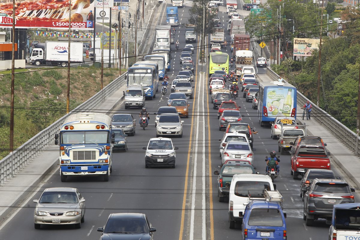 Usuarios del puente Belice han manifestado su preocupación en diversas oportunidades por las condiciones en  que se encuentra esa conexión con la ruta  al Atlántico. (Foto Prensa Libre: Hemeroteca PL)