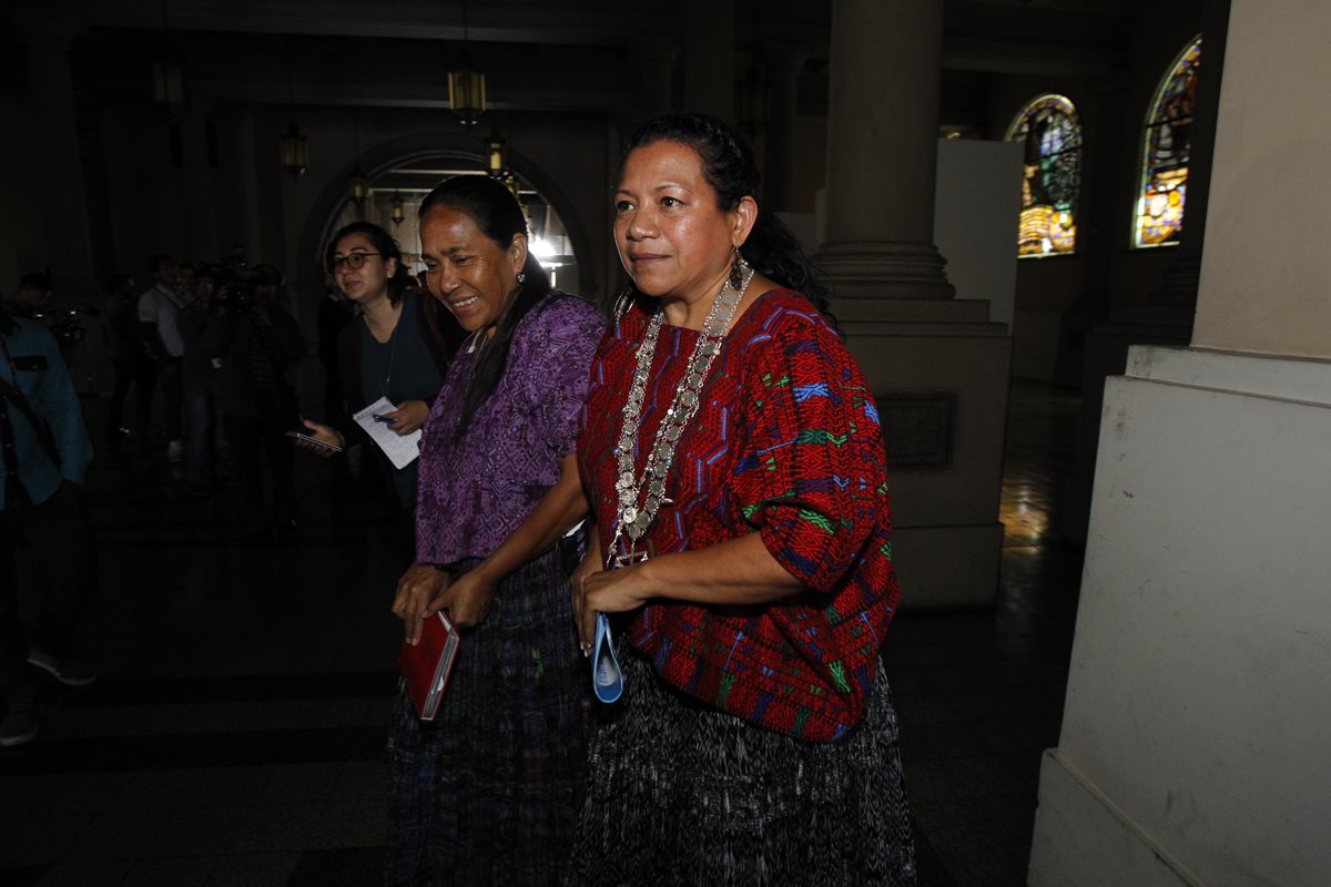 La gobernadora de Alta Verapaz, Estela Ventura, abandona el Palacio Nacional, luego de una reunión el pasado jueves. (Foto Prensa Libre: Hemeroteca PL)