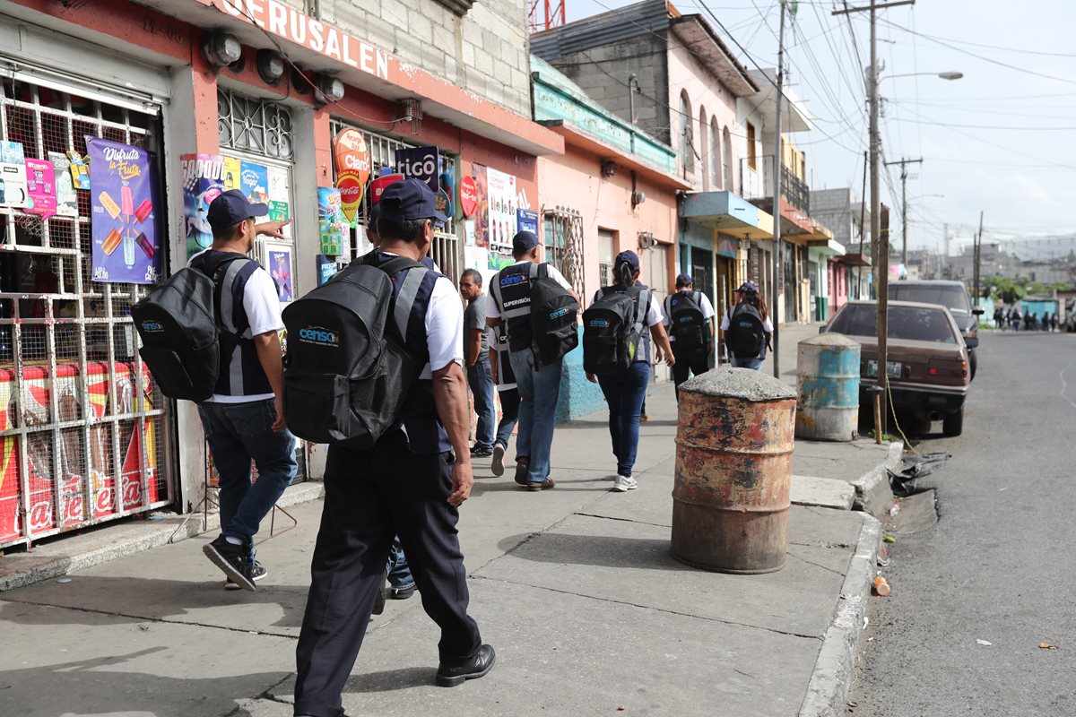 Censistas recorren la zona 12 capitalina, durante el primer día del censo. (Foto Prensa Libre: Érick Ávila)