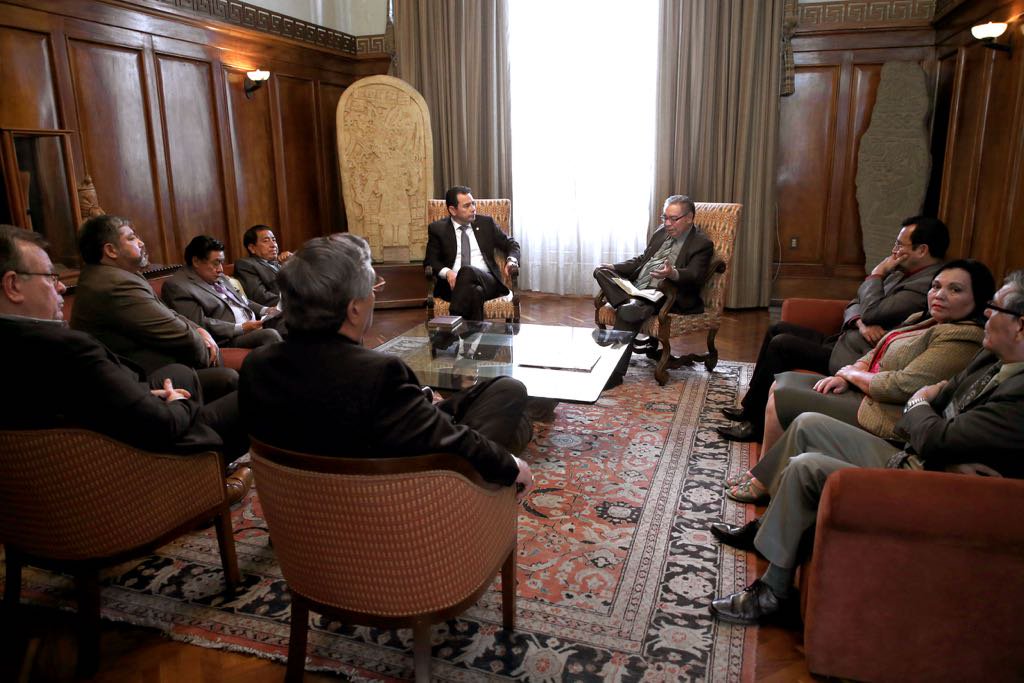 Miembros de la Alianza Evangélica de Guatemala durante una reunión con el mandatario Jimmy Morales en la Casa Presidencial, en agosto pasado. (Foto: Prensa Libre: Presidencia).