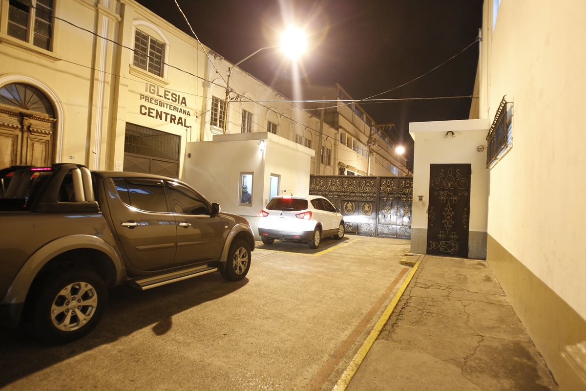 Diputados ingresan por el Callejón Manchén a Casa Presidencial, convocados por Jimmy Morales la noche del lunes. (Foto Prensa Libre: Hemeroteca PL)