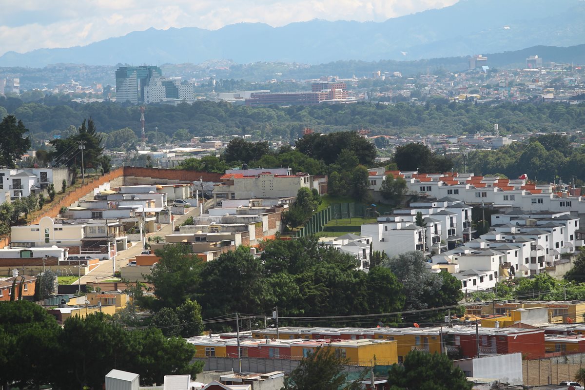 Vista de una colonia de Ciudad San Cristobal, cuyo auge en residenciales y comercios se ha incrementado en los últimos años. (Foto Prensa Libre: Álvaro Interiano)