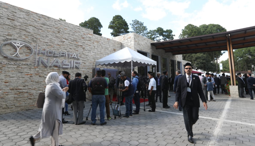 Invitados antes de la inauguración del Hospital Nasir en Santiago Sacatepéquez. (Foto Prensa Libre: Óscar Rivas).