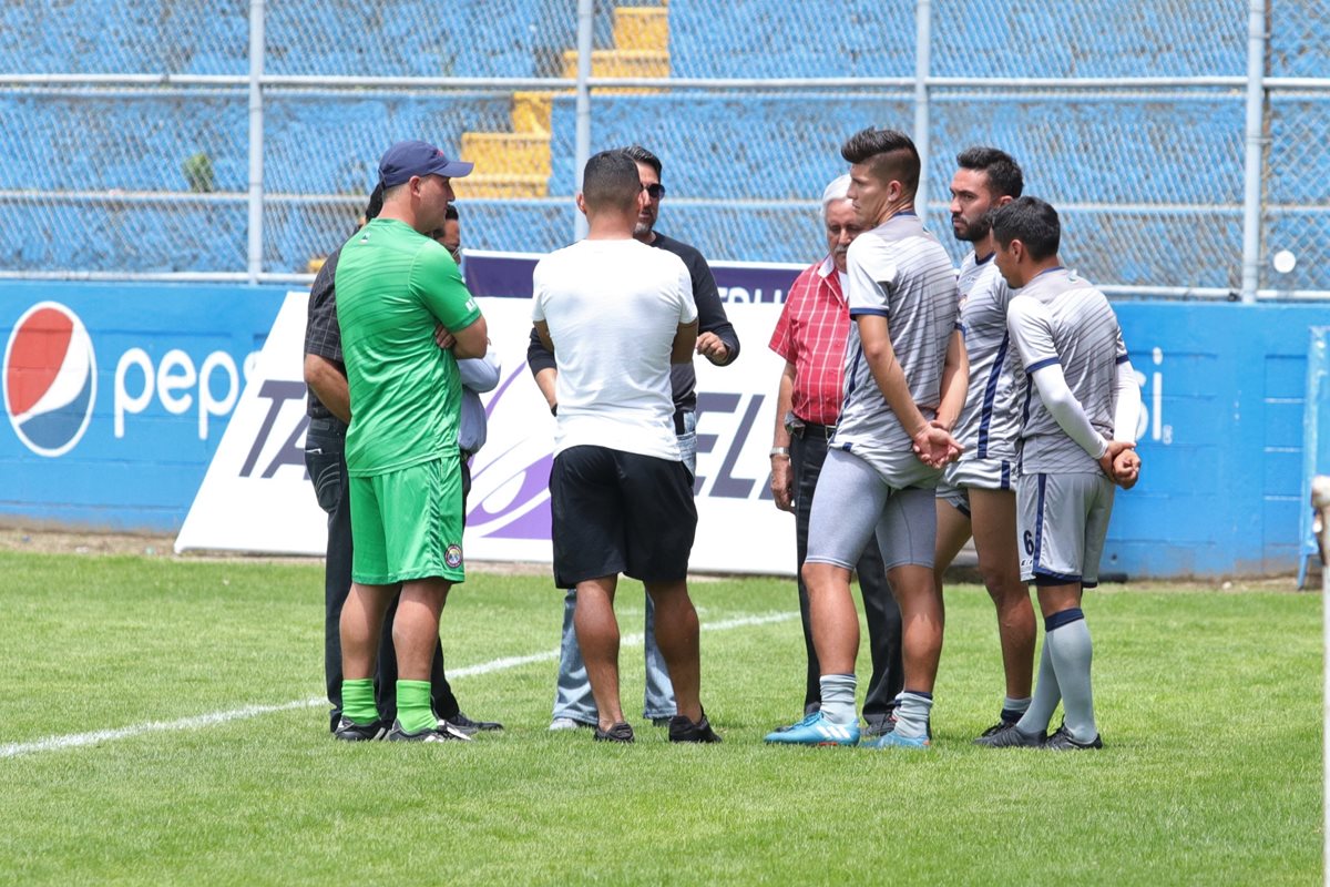 Los capitanes de Xelajú se reunieron con los directivos y el entrenador Ramiro Cepeda para llegar a acuerdos y levantar la huelga. (Foto Prensa Libre: Cortesía)