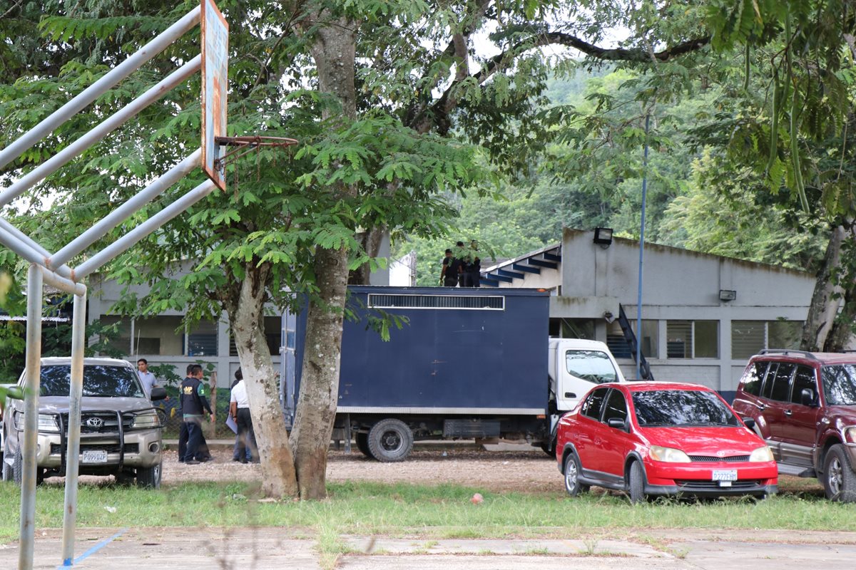 Vehículo del SP es atacado por desconocidos, que pretendían liberar a reo. (Foto Prensa Libre: Rigoberto Escobar)