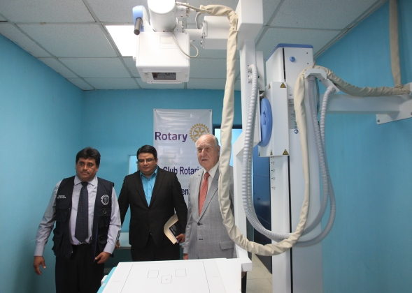 El presidente del Club Rotario Internacional, John Germ -derecha-; el viceministro de Salud, Adrian Chavez, y Carlos Guerra, director área de Salud, inauguran en Villa Canales el quinto equipo de rayos equis digital. (Foto Prensa Libre: Esbin García)