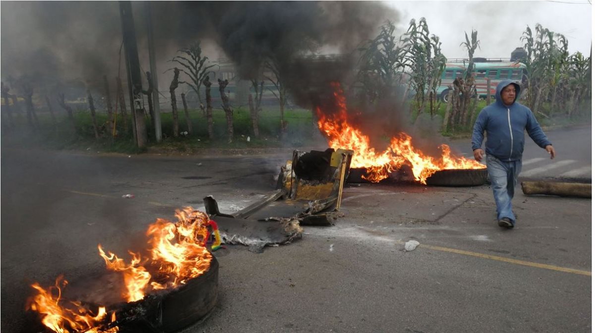 Pilotos protestan por asedio de extorsionistas en Santa Catarina Pinula. (Foto Prensa Libre: Érick Ávila)