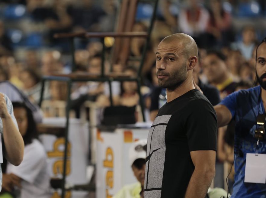 El argentino Javier Mascherano durante su visita al Domo Polideportivo de la zona 13.(Foto Prensa Libre: Organización FTA)