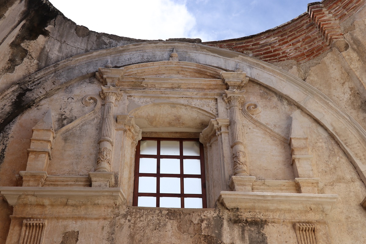 Los trabajos de restauración de la Catedral de Antigua Guatemala avanzan de manera satisfactoria. (Foto Prensa Libre: Julio Sicán)