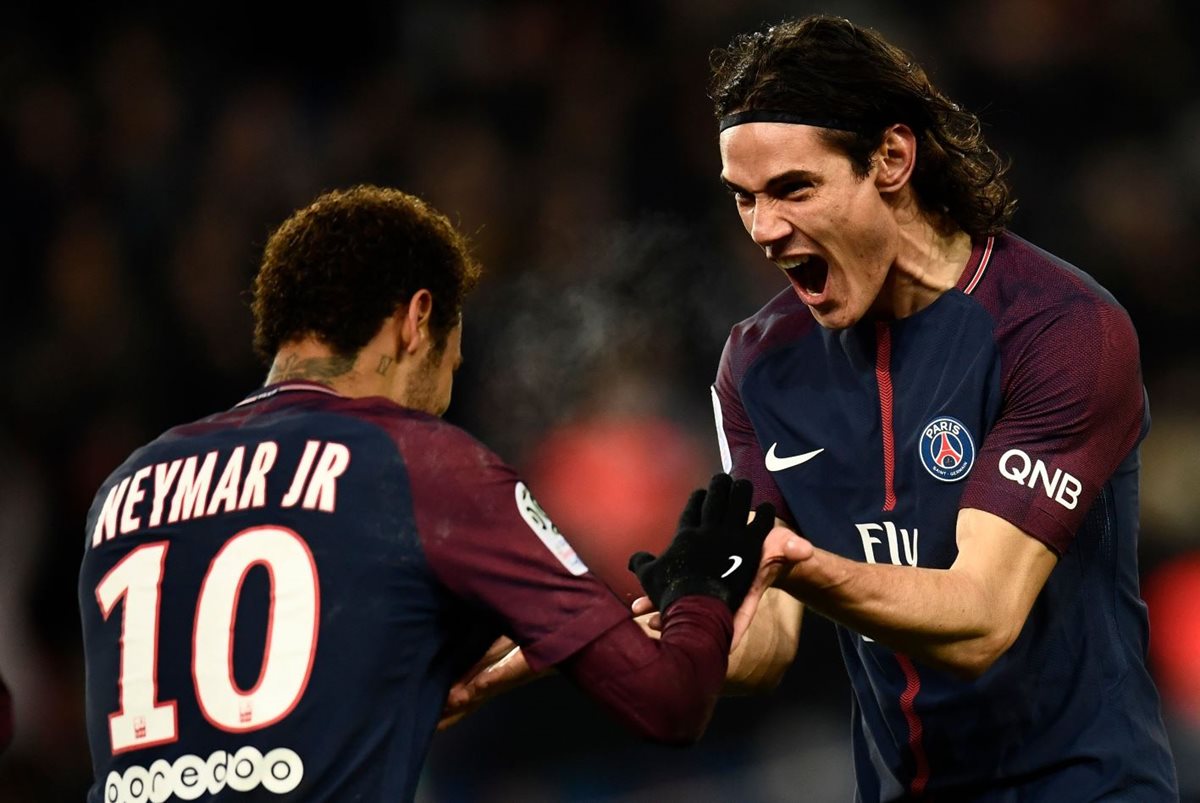 Neymar Jr y Cavani festejan uno de los dos goles marcados del París SG contra el Troyes. (Foto Prensa Libre: AFP)