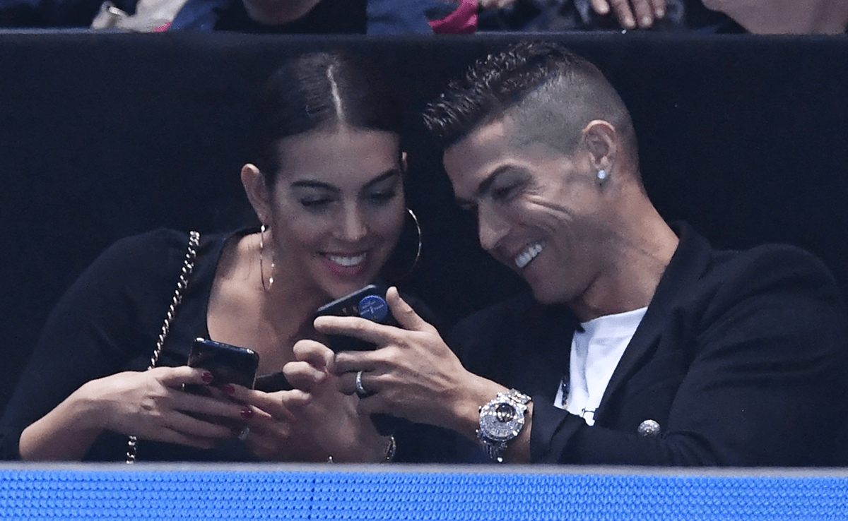 Cristiano Ronaldo y Georgina Rodríguez lucen felices y la boda sería el cierre perfecto para su historia de amor. (Foto Prensa Libre: EFE)