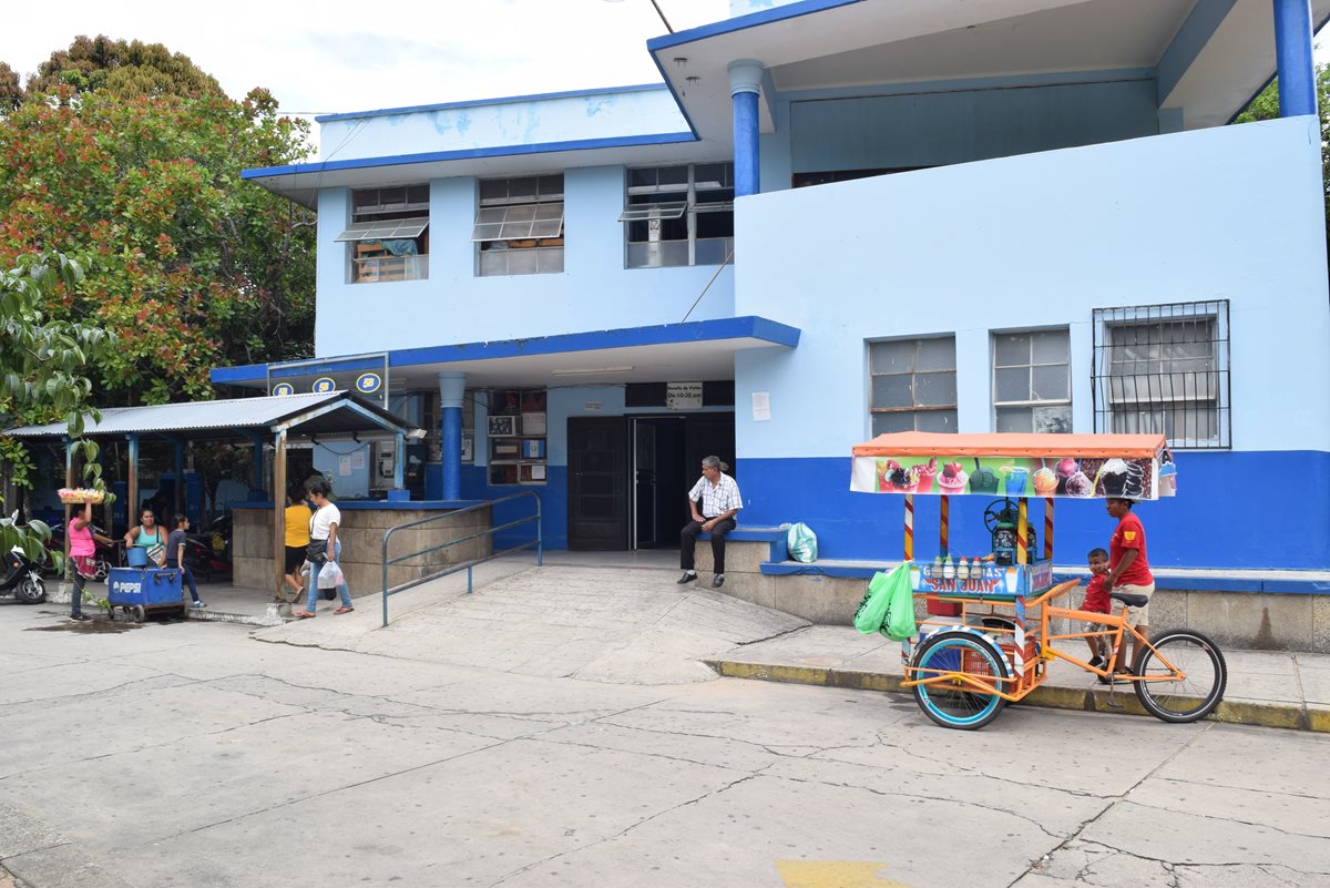 El Hospital Regional de Zacapa suspende las visitas a los pacientes, durante dos semanas, por casos de conjuntivitis. (Foto Prensa Libre: Mario Morales)