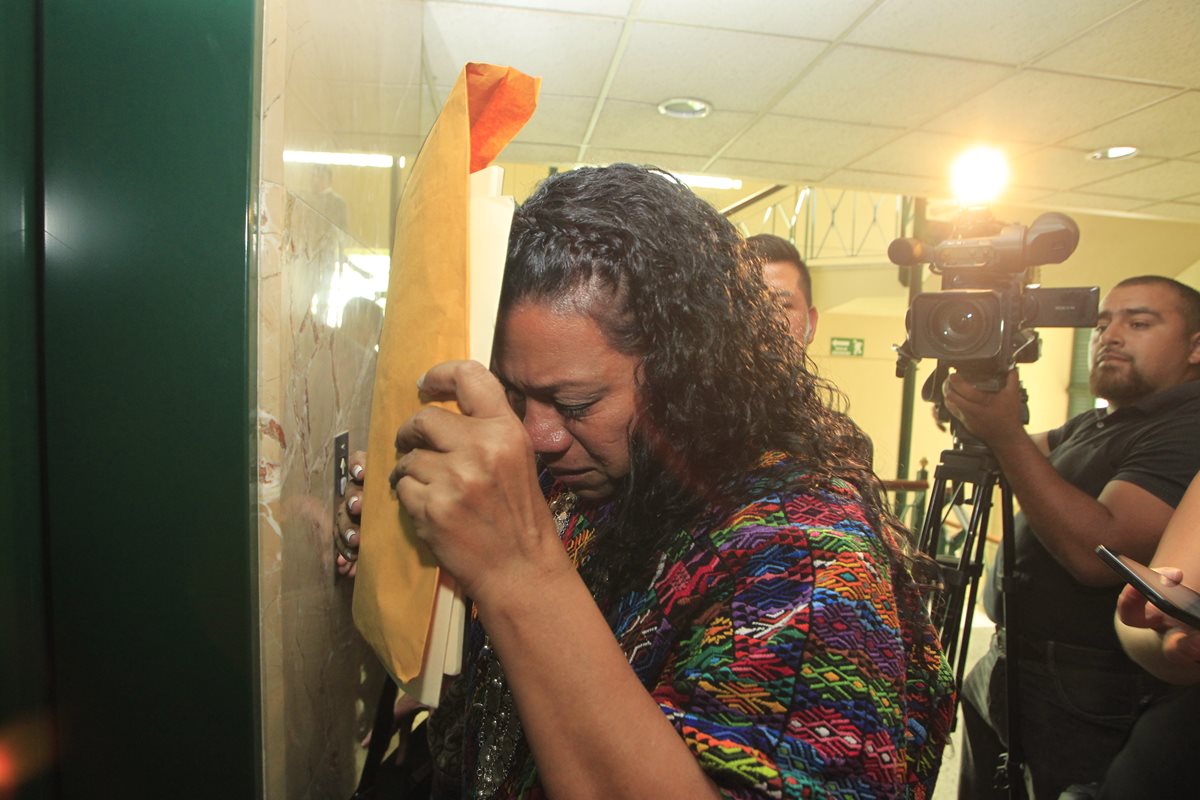 La gobernadora de Alta Verapaz, Estela Ventura, sale llorando de una citación con diputados oficialistas en el Congreso. (Foto Prensa Libre: Hemeroteca PL)