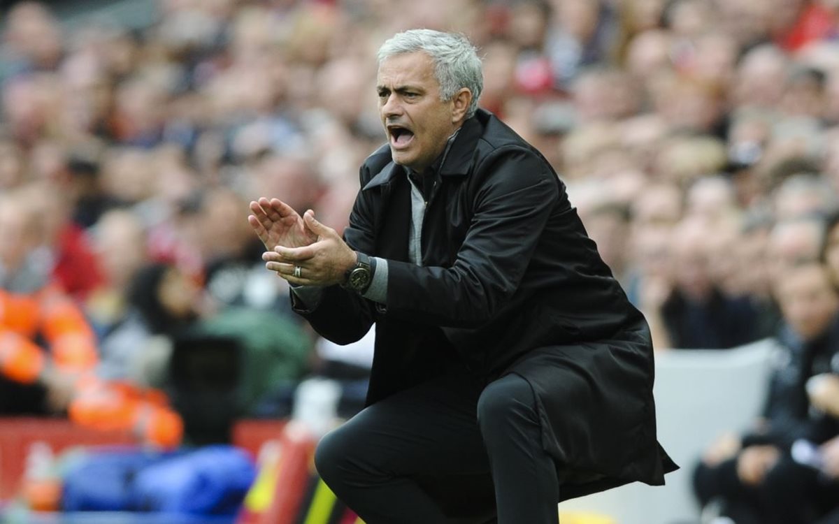 José Mourinho, técnico del Mánchester United, enfrentará al Benfica, el primer equipo que dirigió. (Foto Prensa Libre: AP)