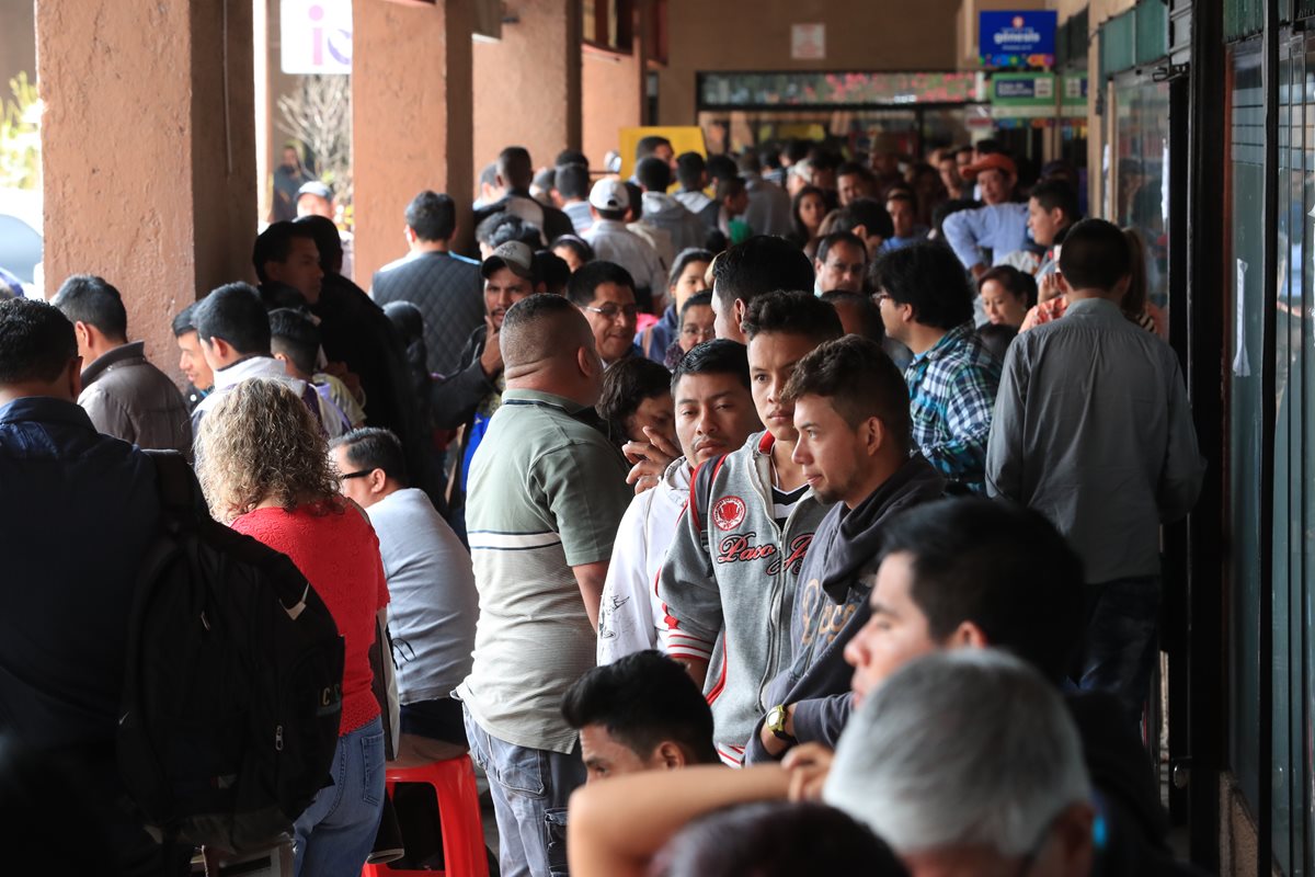 Los rostros de cansancio, frustración y enojo son evidentes entre las personas que tramitan su pasaporte. (Foto: Estuardo Paredes)