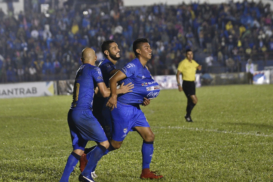 El jugador cobanero Yonathan Morán está ilusionado con ser uno de los protagonistas del Cobán Imperial. (Foto Prensa Libre: Eduardo Sam Chun)