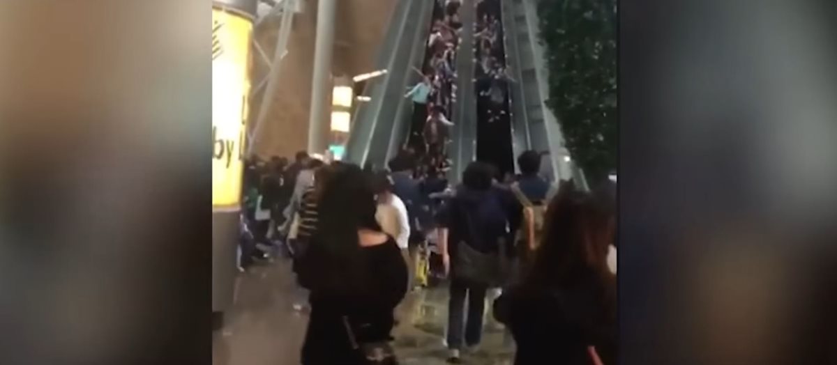 Los visitantes de un centro comercial en Hong Kong se llevaron un gran susto cuando una de las escaleras eléctricas falló. (Foto Youtube CNN)