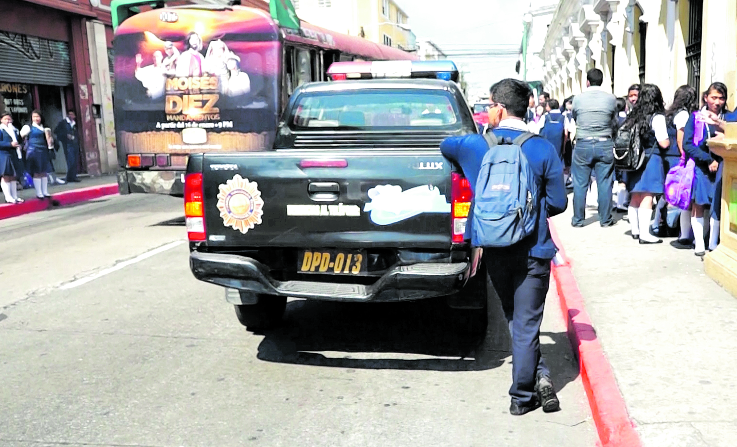 A pesar de existir seguridad de la PNC en alrededores de los centros educativos, se advierte de otros peligros.(Foto Prensa Libre: Hemeroteca PL)