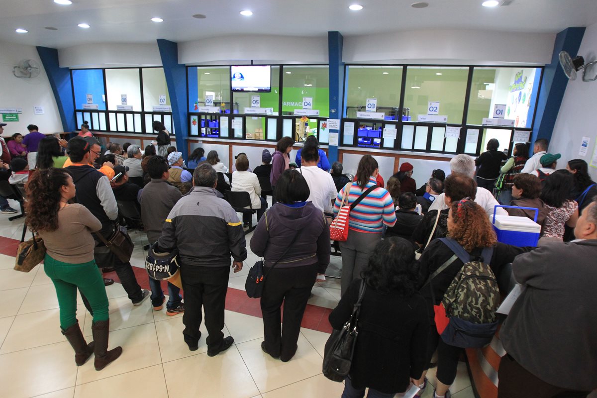 Afiliados acuden al IGSS en busca de medicinas, que en algunos casos no encuentran. (Foto Prensa Libre: Esbin García)