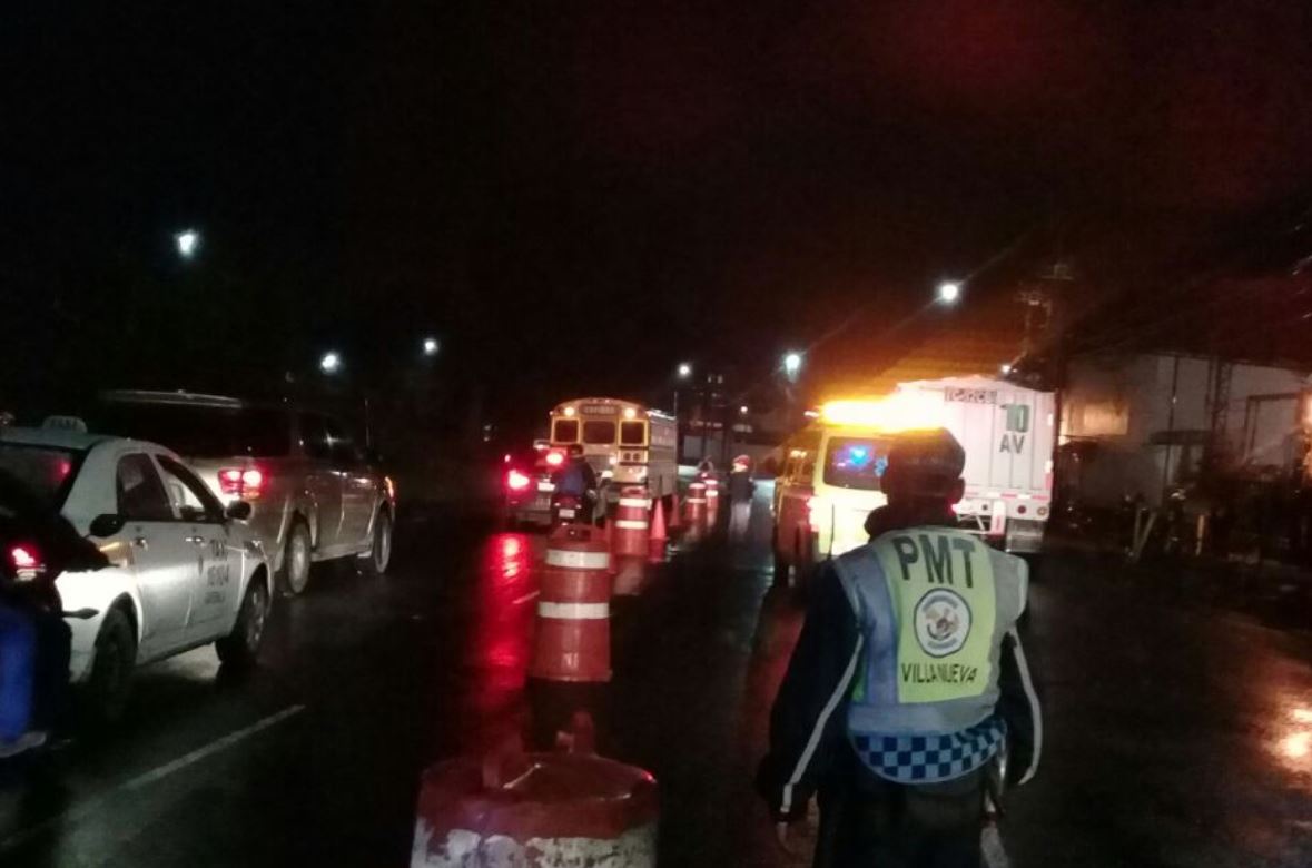 El paso en la 52 calles de la Aguilar Batres es lento por la muerte de un hombre. (Foto Prensa Libre: Dalia Santos)