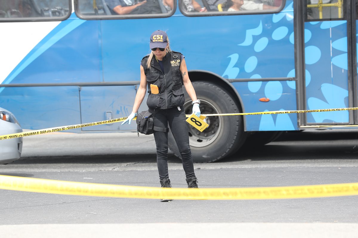 Peritos del Ministerio Público recolectaron evidencias en el lugar donde atacaron un vehículo comercial de Movistar en cercanías del Mercado la Parroquia, zona 6. (Foto Prensa Libre: Hemeroteca)