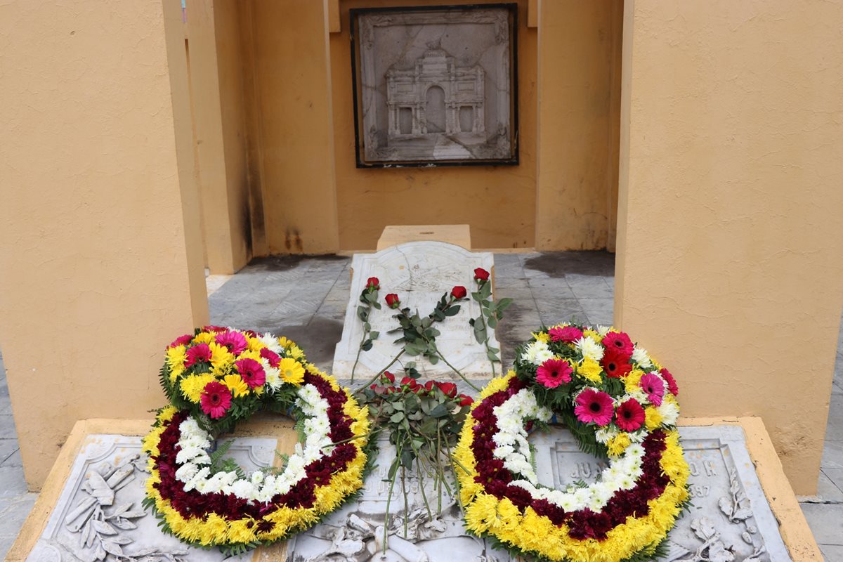 En el panteón de los mártires se colocó una ofrenda floral para recordarlos. (Foto Prensa Libre: María José Longo)