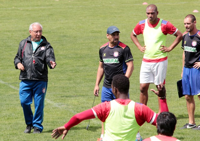 El estratega Carlos Jurado durante la práctica de Xelajú MC. (Foto Prensa Libre: Carlos Ventura)