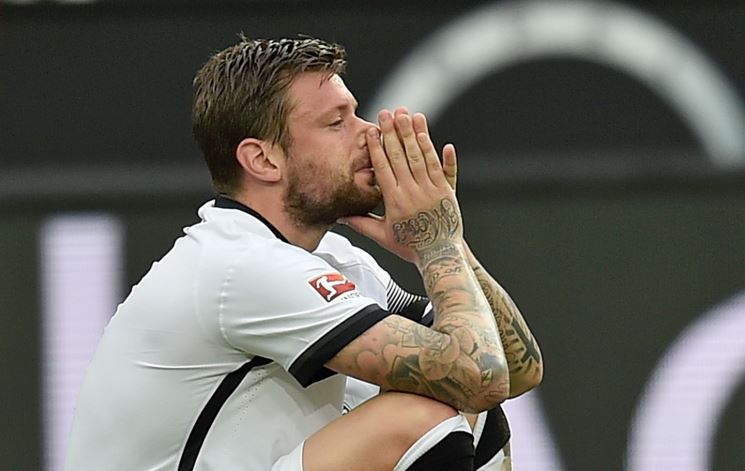 Marco Russ, capitán del Eintracht de Frankfurt, será operado el martes de un tumor. (Foto Prensa Libre: AP)